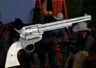 黄金柯尔特手枪评测：奢华与性能的完美结合