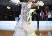 草裙舞在梦想世界中：舞蹈比赛与团体竞技的精彩