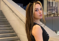 谷爱凌骑马运动风，6块腹肌惊艳亮相