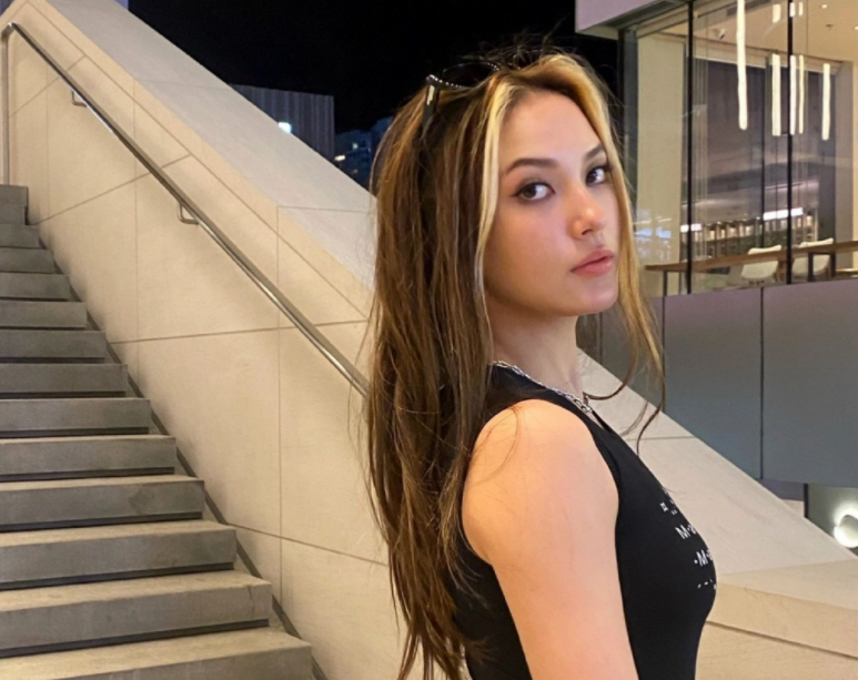 谷爱凌骑马运动风,6块腹肌惊艳亮相