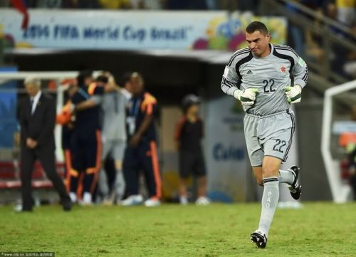 蒙德拉贡:揭秘世界杯历史上最年长门将的辉煌与低谷