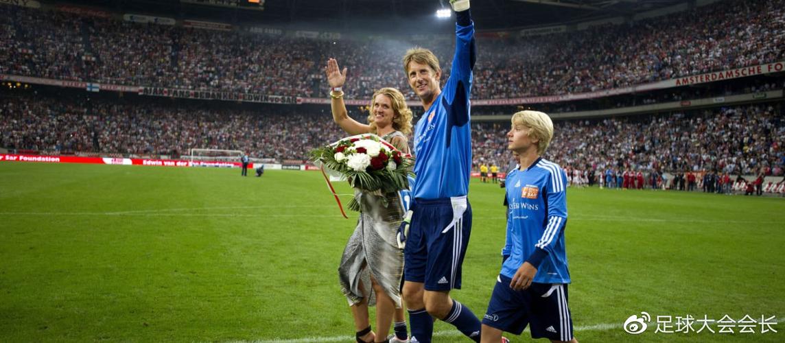 蒙德拉贡:揭秘世界杯历史上最年长门将的辉煌与低谷