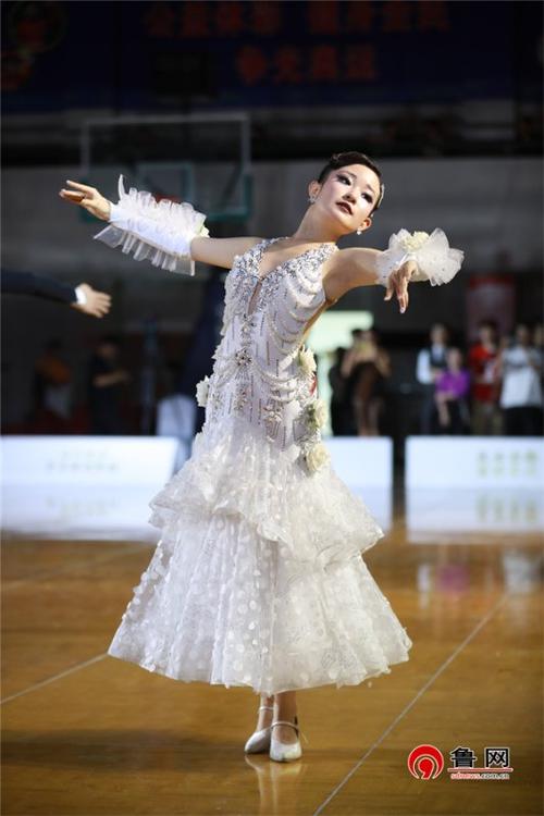 草裙舞在梦想世界中:舞蹈比赛与团体竞技的精彩