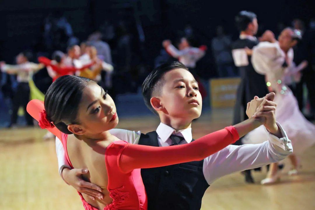 草裙舞在梦想世界中:舞蹈比赛与团体竞技的精彩