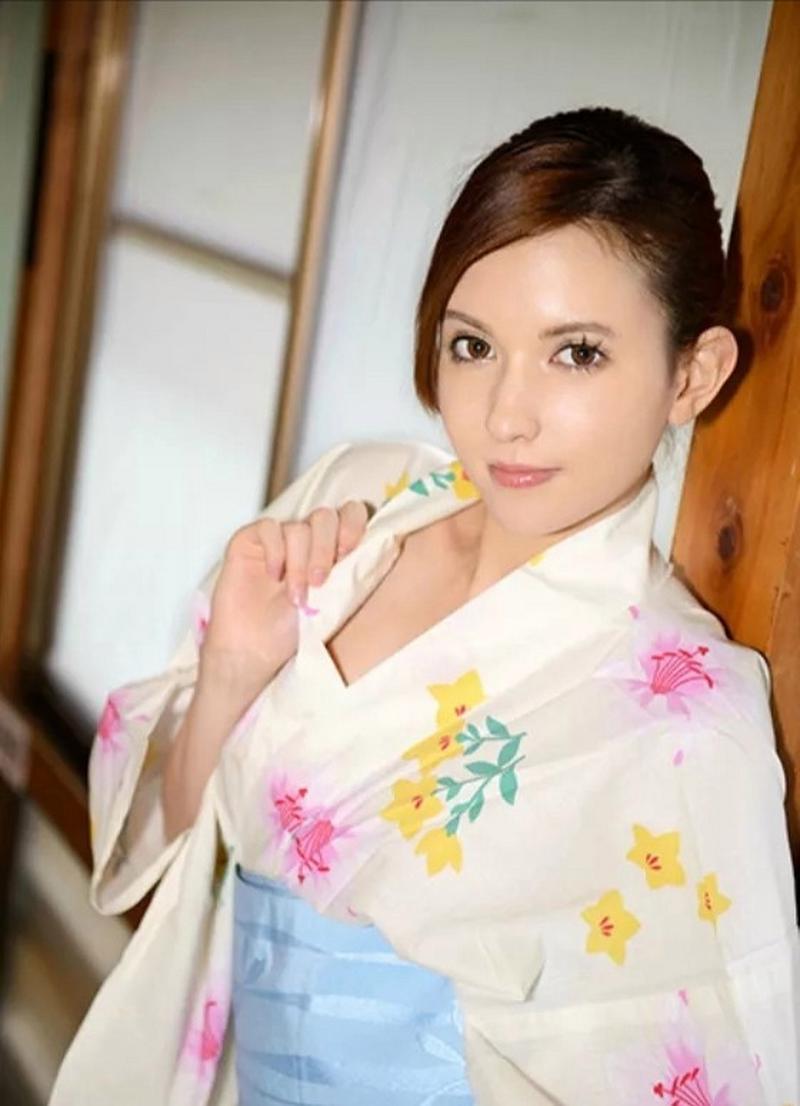 泷泽萝拉作品名字大全，你想看的都在这里！